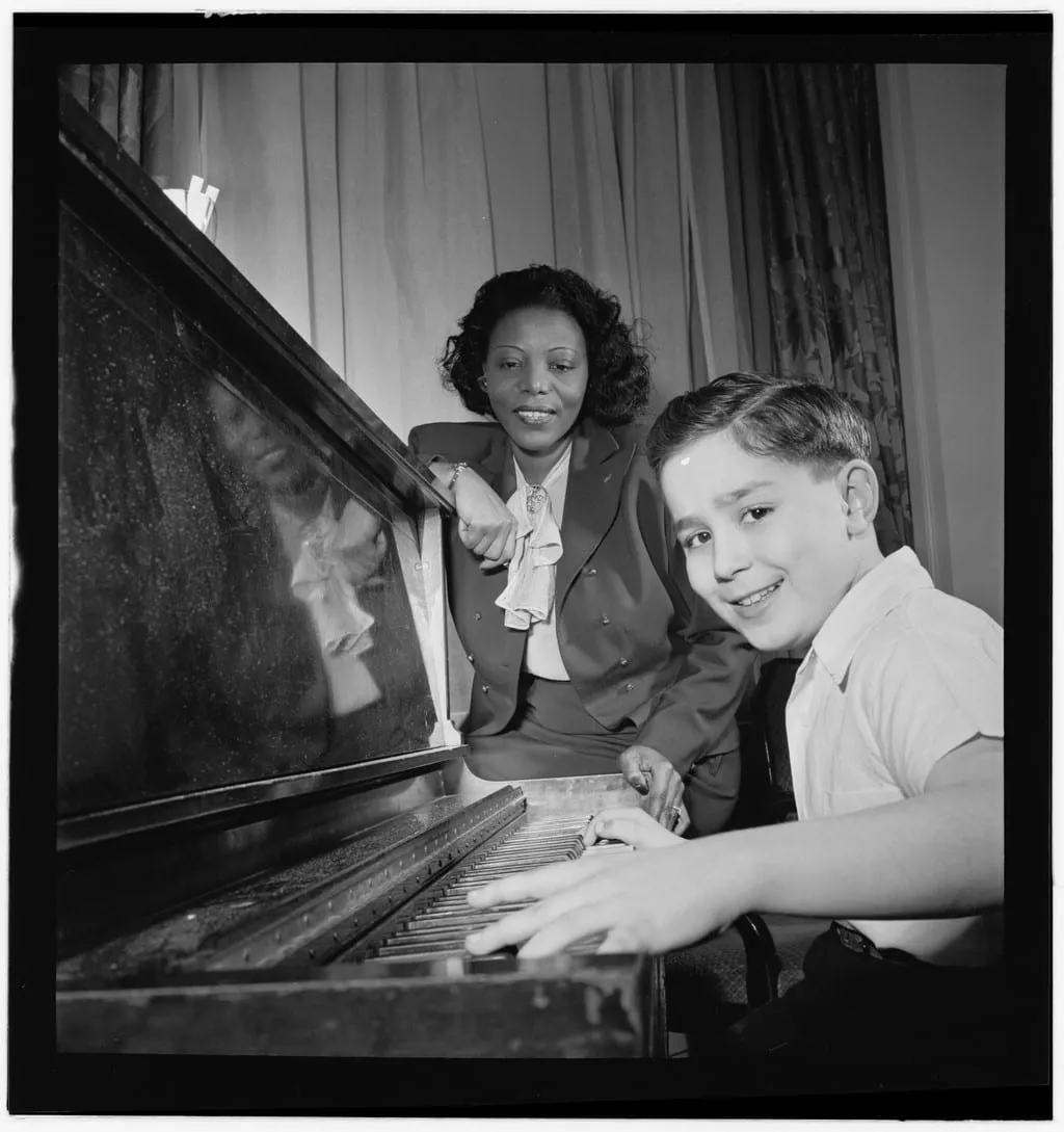 Archive image: Gottlieb, William P., 1917-, photographer. [Portrait of Mary Lou Williams and Roger Barnet, Waldorf-Astoria, Suite 4-B, New York, N.Y., ca. Mar. 1947] 1 negative : b&w ; 2 1/4 x 2 1/4 in. Caption from Down Beat: Mary Lou Williams and Roger Notes: Gottlieb Collection Assignment No. 341 Purchase Willi