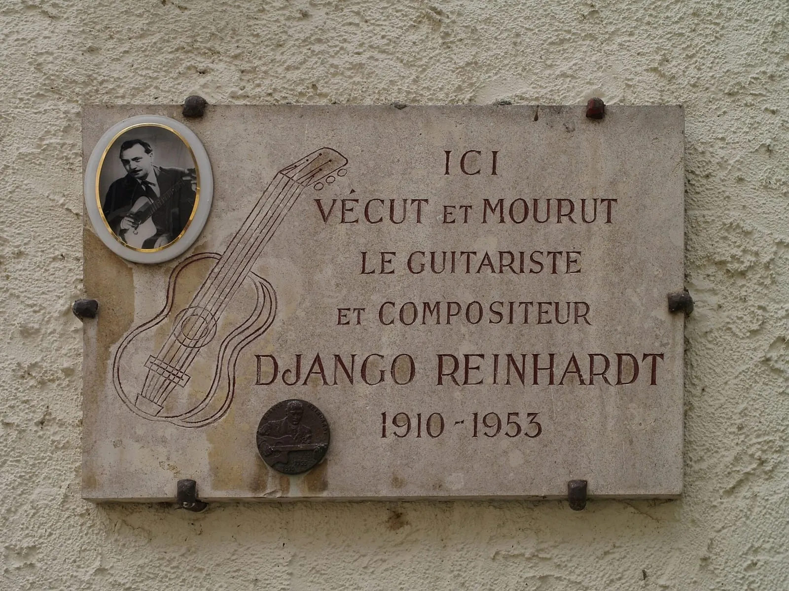 Archive image: Plaque commémorative de Django Reinhardt à Samois-sur-Seine, Seine-et-Marne, France.
