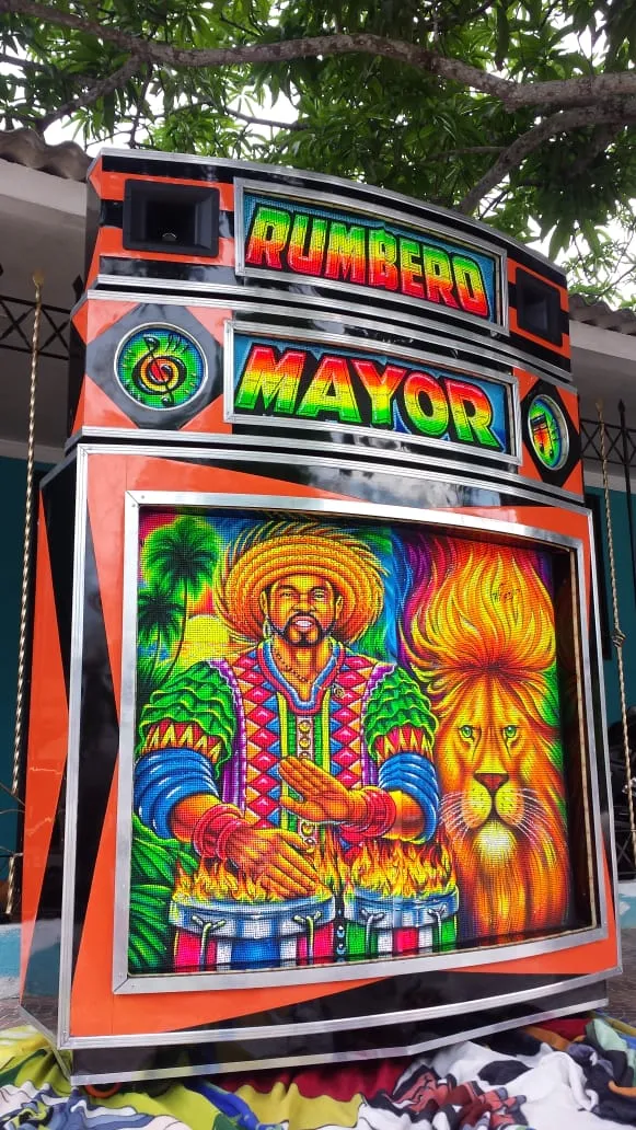 The narrow painted Picó Rumbero Mayor speaker cabinet in Barranquilla.